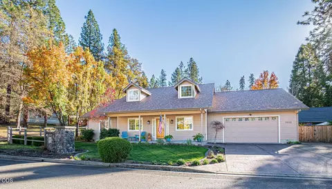 1025 Anglers Pl, Shady Cove, OR 97539