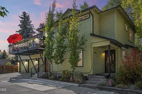 909 NW Delaware Ave, Bend, OR 97703