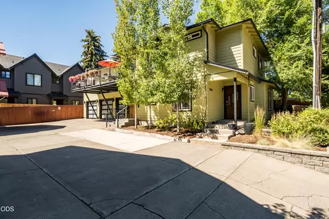 909 NW Delaware Ave, Bend, OR 97703