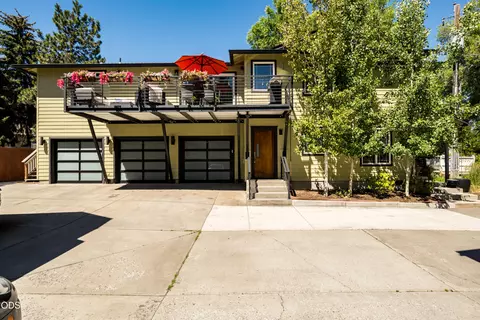 909 NW Delaware Ave, Bend, OR 97703