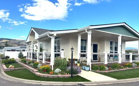 333 Mountain View Dr #139, Talent, OR 97540