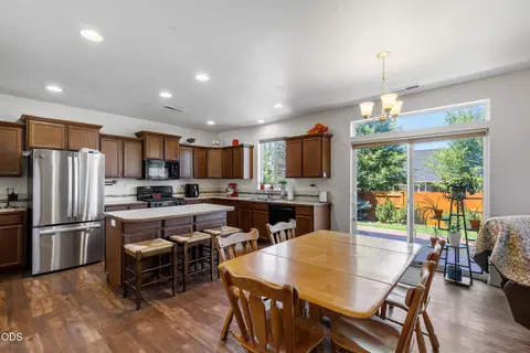 Kitchen - 21382 NEagle Crossing Ave, Bend, OR 97701 photo 1 of 5