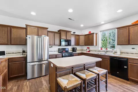 Kitchen - 21382 NEagle Crossing Ave, Bend, OR 97701 photo 4 of 5