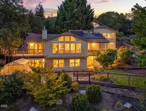 1748 NW Crescent Dr, Grants Pass, OR 97526