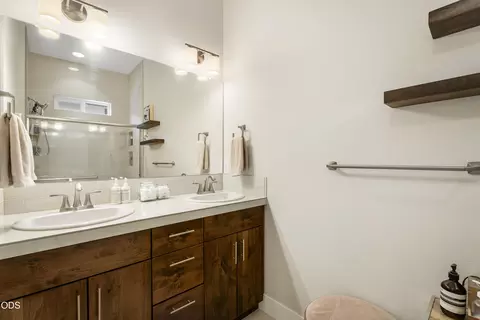 Bath - 63378 NW Clearstone Dr, Bend, OR 97703 photo 1 of 3