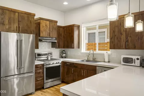 Kitchen - 63378 NW Clearstone Dr, Bend, OR 97703 photo 2 of 3