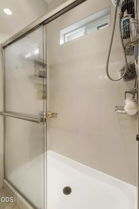 Bath - 63378 NW Clearstone Dr, Bend, OR 97703 photo 2 of 3