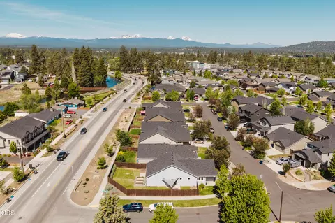 View/Area - 623 SE Glencoe Pl, Bend, OR 97702 photo 4 of 7
