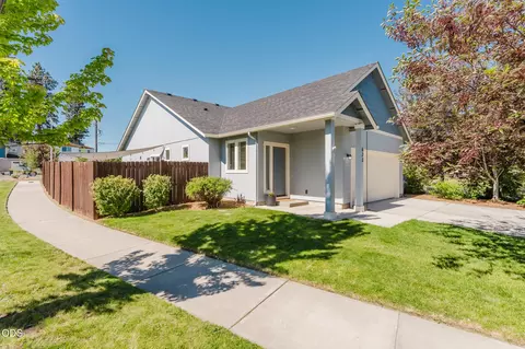 Exterior - 623 SE Glencoe Pl, Bend, OR 97702 photo 2 of 9