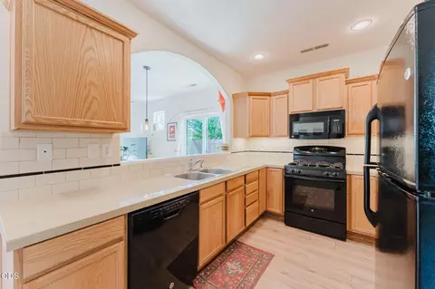 Kitchen - 623 SE Glencoe Pl, Bend, OR 97702 photo 3 of 6