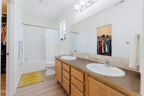 Bath - 623 SE Glencoe Pl, Bend, OR 97702 photo 2 of 3