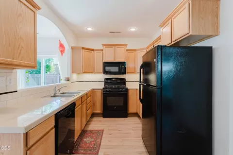 Kitchen - 623 SE Glencoe Pl, Bend, OR 97702 photo 2 of 6
