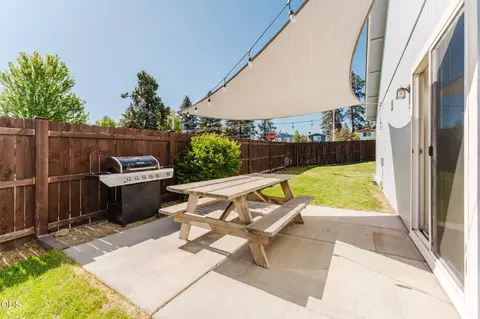 Exterior - 623 SE Glencoe Pl, Bend, OR 97702 photo 5 of 9