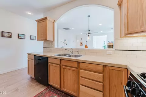 Kitchen - 623 SE Glencoe Pl, Bend, OR 97702 photo 5 of 6