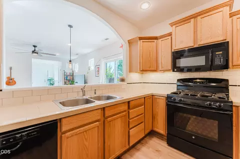 Kitchen - 623 SE Glencoe Pl, Bend, OR 97702 photo 4 of 6