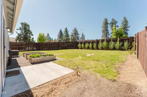 Exterior - 623 SE Glencoe Pl, Bend, OR 97702 photo 8 of 9