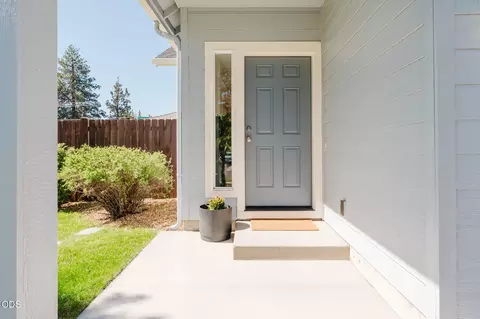 Exterior - 623 SE Glencoe Pl, Bend, OR 97702 photo 4 of 9