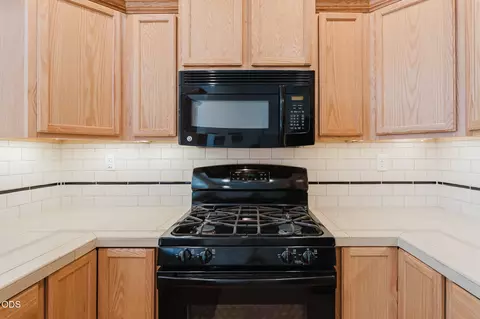 Kitchen - 623 SE Glencoe Pl, Bend, OR 97702 photo 1 of 6