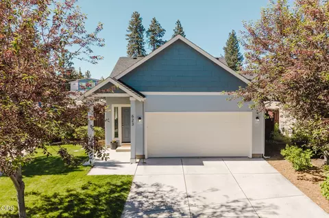 Exterior - 623 SE Glencoe Pl, Bend, OR 97702 photo 3 of 9