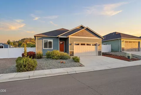 1731 Luxor Ln, Medford, OR 97504