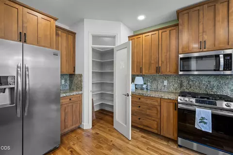 Kitchen - 629 NW Powell Butte Loop, Bend, OR 97703 photo 3 of 3