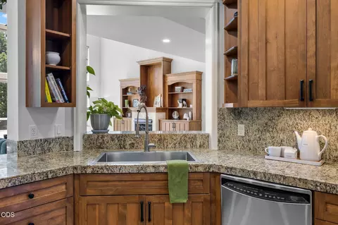 Kitchen - 629 NW Powell Butte Loop, Bend, OR 97703 photo 2 of 3