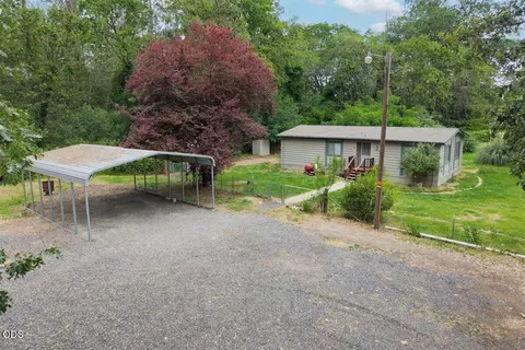 2812 Hartley Ln, Grants Pass, OR 97527