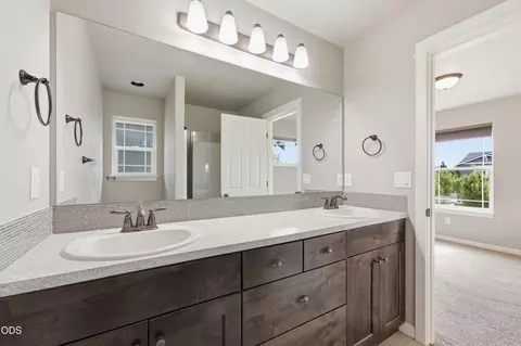 Bath - 62719 Hawkview Rd, Bend, OR 97701 photo 3 of 3