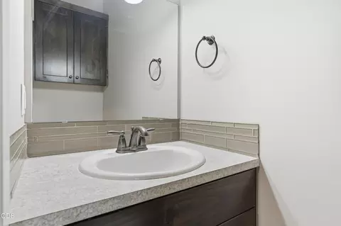 Bath - 62719 Hawkview Rd, Bend, OR 97701 photo 1 of 3