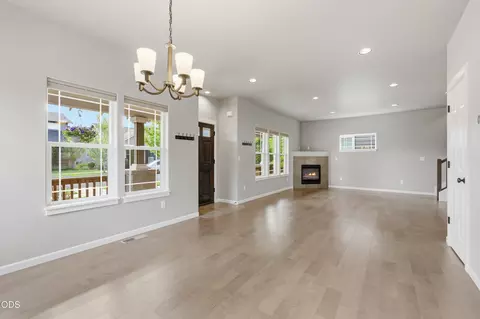 Living - 62719 Hawkview Rd, Bend, OR 97701 photo 2 of 7