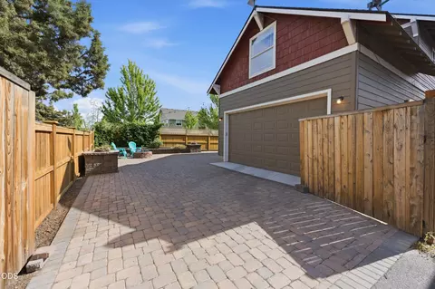 Exterior - 62719 Hawkview Rd, Bend, OR 97701 photo 7 of 15
