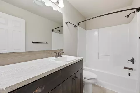Bath - 62719 Hawkview Rd, Bend, OR 97701 photo 2 of 3