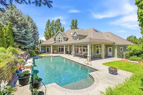 631 Seventh Fairway Dr, Medford, OR 97504