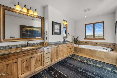 Bath - 22887 Ghost Tree Ln, Bend, OR 97701 photo 2 of 6