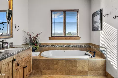 Bath - 22887 Ghost Tree Ln, Bend, OR 97701 photo 3 of 6