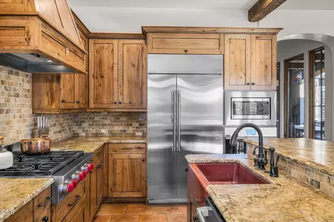 Kitchen - 22887 Ghost Tree Ln, Bend, OR 97701 photo 2 of 4