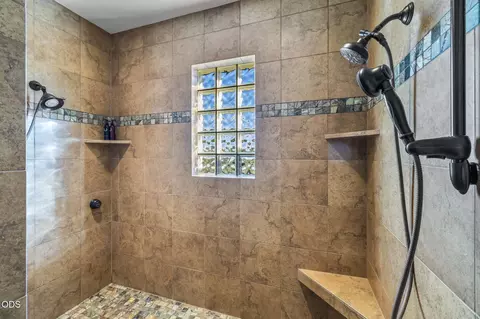 Bath - 22887 Ghost Tree Ln, Bend, OR 97701 photo 4 of 6