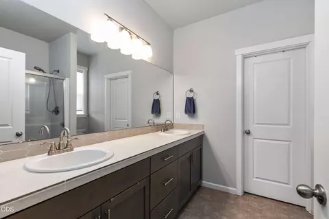 Bath - 16624 Pine Creek Dr, La Pine, OR 97739 photo 1 of 2
