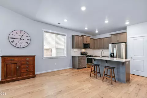 Kitchen - 16624 Pine Creek Dr, La Pine, OR 97739 photo 4 of 4
