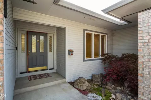 64507 Mcgrath Rd, Bend, OR 97701 photo 2