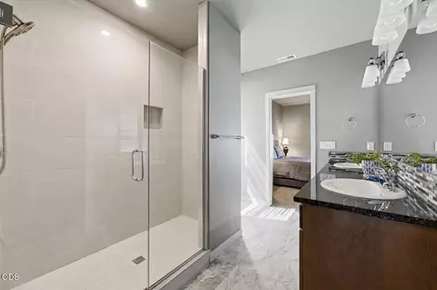 Bath - 51379 Apache Tears, La Pine, OR 97739 photo 2 of 4