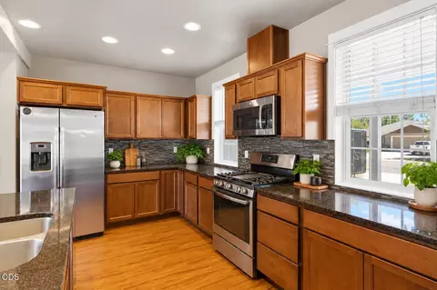 Kitchen - 51379 Apache Tears, La Pine, OR 97739 photo 2 of 2