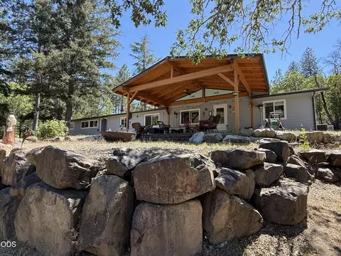 4527 Evans Creek Rd, Rogue River, OR 97537