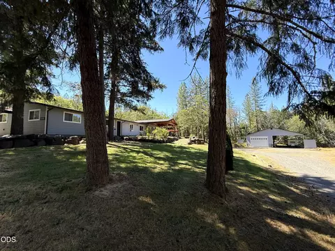 4527 Evans Creek Rd, Rogue River, OR 97537