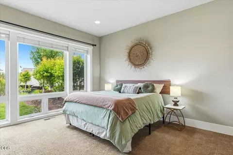 Bedroom - 61333 Kindle Rock Loop, Bend, OR 97702 photo 2 of 4
