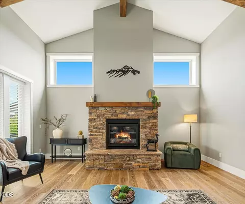 Living - 61333 Kindle Rock Loop, Bend, OR 97702 photo 2 of 2