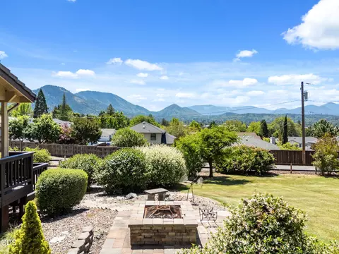 1438 NE Sherman Ln, Grants Pass, OR 97526