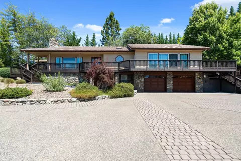 1438 NE Sherman Ln, Grants Pass, OR 97526