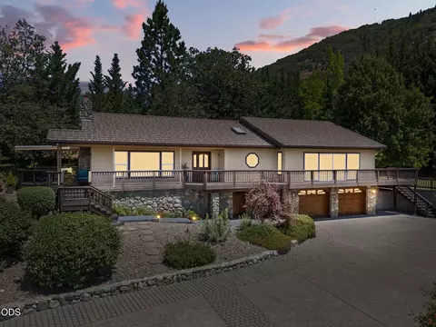 1438 NE Sherman Ln, Grants Pass, OR 97526