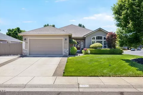 523 Meadowbrook Dr, Central Point, OR 97502